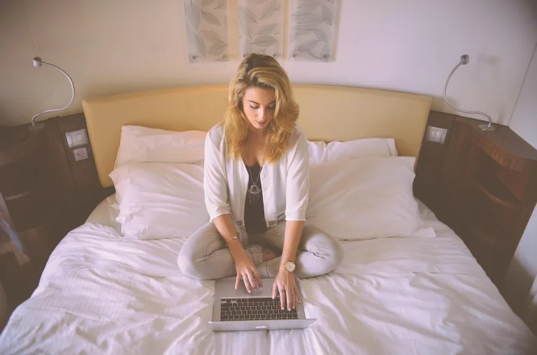 BLANCHEblogg - Skriva laddade scener och ta ditt manus till nya höjder - Kvinna med laptop på säng